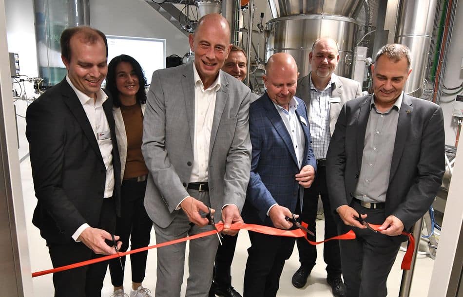 Festliche Einweihung der Dryflux-Anlage. Die Teilnehmer (von links): Jay Nowak, CEO Glatt Gruppe; Wirtschaftsminister des Freistaates Thüringen, Wolfgang Tiefensee (SPD); Jeff White, Leiter der Geschäftseinheit Surface Solutions im Unternehmensbereich Electronics bei Merck, und Weimars Oberbürgermeister, Peter Kleine (parteilos) (Bild: Jens Lehnert, Funkemedien) Festliche Einweihung der Dryflux-Anlage. Die Teilnehmer (von links): Jay Nowak, CEO Glatt Gruppe; Wirtschaftsminister des Freistaates Thüringen, Wolfgang Tiefensee (SPD); Jeff White, Leiter der Geschäftseinheit Surface Solutions im Unternehmensbereich Electronics bei Merck, und Weimars Oberbürgermeister, Peter Kleine (parteilos). Copyright: Jens Lehnert, Funkemedien.