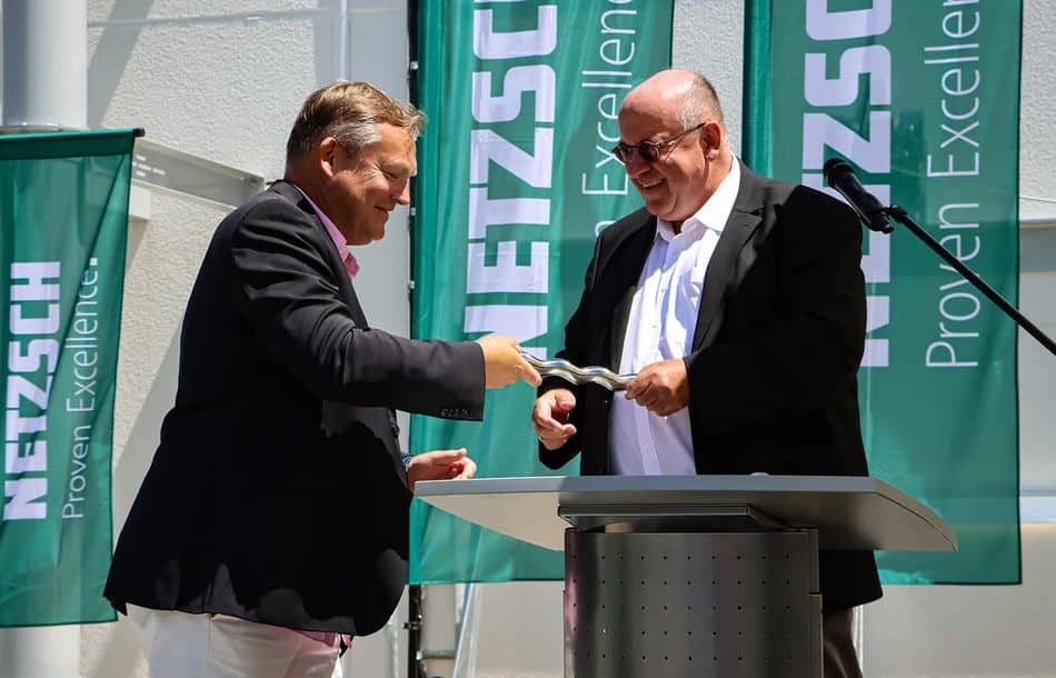 Der Geschäftsführer von Netzsch Pumpen und Systeme Felix Kleinert übergab das Zepter an seinen Nachfolger Andreas Denker Der Geschäftsführer von Netzsch Pumpen und Systeme Felix Kleinert übergab das Zepter an seinen Nachfolger Andreas Denker