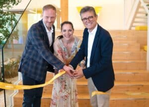 Markus Kniesel (links) und Isabel Grieshaber, Geschäftsleitung Vega Grieshaber, eröffnen mit Carlos Montala, Geschäftsführer Vega Instrumentos, das neue Gebäude in Spanien.
