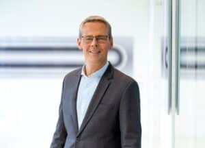 „Die Herausforderungen der Branche variieren hinsichtlich der Markt- und Lieferkettensituation in den unterschiedlichen Regionen der Welt. Wir arbeiten daher sehr eng und partnerschaftlich mit unseren Kunden und dem Lieferantennetzwerk zusammen, um die besten Lösungen zu finden.“ Joachim Dittrich, CEO Fette Compacting