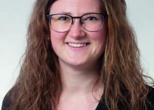 Vega-Produktmanagerin Vanessa Thimm: „Neue Herausforderungen wie Energie, Auflagen und Kosten spielen eine wichtige Rolle. Daraus müssen Innovationen folgen, die zu mehr Effizienz führen, um weltweit bestehen zu können. Automatisierung ist ein wichtiger Schritt dazu.“