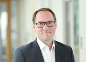 Florian Schneider, Geschäftsführer Ziemann Holvrieka: „Unser modernisiertes Corporate Design steht für Gemeinschaft, Tradition und Zukunft. Was bleibt, ist die hohe Qualität unserer Lösungen und die intensive Zusammenarbeit mit unseren Kunden. Damit können wir gemeinsam die Zukunft gestalten und unsere Branchen voranbringen.“ (Bild: Martin Klindtworth).