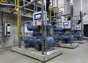 In der Berliner Arena ist eine NH₃-/ CO2-Kaskade verbaut. Der Kälteträger ist CO2. NH₃ ist das Kältemittel des Primärkreislaufes. Maßgebliche Bauteile des Kältekreislaufs sind der Verdichter (Kompressor), der Verflüssiger (Kondensator), das Drosselorgan (Hochdruckschwimmer) und der Verdampfer (Kälteerzeuger), die Kältemittelpumpen und der Kühlturm. (Foto: GEA/Cem Yücetas)