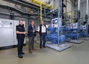 Martin Reichmuth, Technischer Leiter Service der CLIMATIC GfKK – Gesellschaft für Kältetechnik-Klimatechnik mbH, Matthias Wiegand, GEA Compression Technologies Sales, Heat Pumps & Chillers und Helge-Andreas Dietzsch, Technischer Leiter Hausdienste (von links nach rechts) kontrollieren im Maschinenraum die Einstellungen der Kühlanlage. (Foto: GEA/Cem Yücetas)