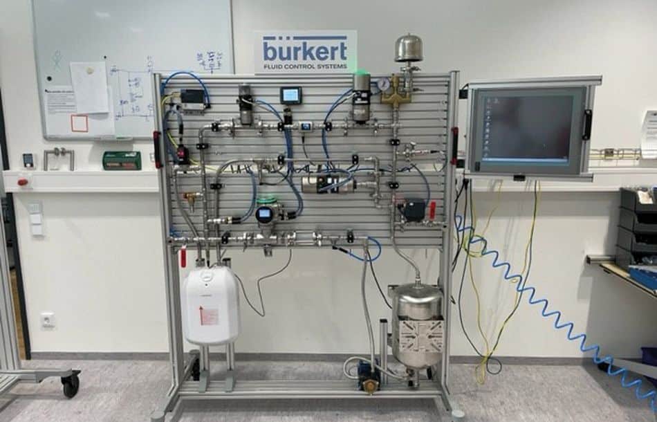Bürkert hat Zeta mit Fluidikkomponenten für eine mobile Schalttafel unterstützt, die bei Schulungen, Präsentationen, Tests und Simulationen genutzt wird.