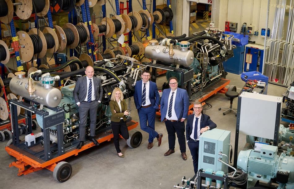 Die neue GF von Sauer Compressors: (v. l.) Hendrik Murmann (CEO), Nicole Fässler (CFO), Mladen Milcinovic (COO), Dirk Slottke (CSO) und Peter Mißfeldt (CTO) Die neue GF von Sauer Compressors: (v. l.) Hendrik Murmann (CEO), Nicole Fässler (CFO), Mladen Milcinovic (COO), Dirk Slottke (CSO) und Peter Mißfeldt (CTO).