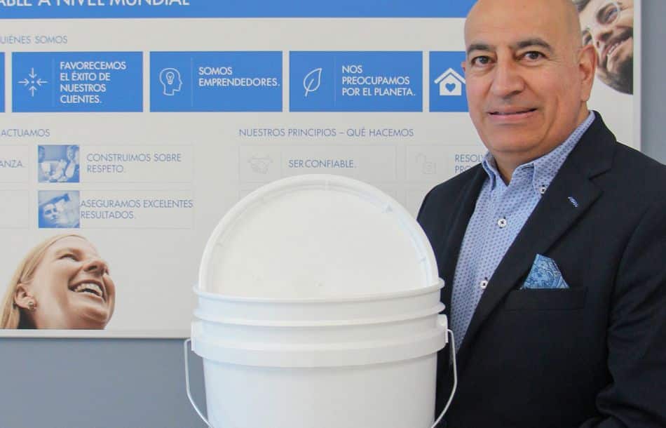 Alles für den Eimer: Carlos Torres, Alpla Managing Direktor Mexiko, Zentralamerika und Karibik freut sich bezüglich der Übernahme (Bild: Alpla) Alles für den Eimer: Carlos Torres, Alpla Managing Direktor Mexiko, Zentralamerika und Karibik freut sich bezüglich der Übernahme (Bild: Alpla).
