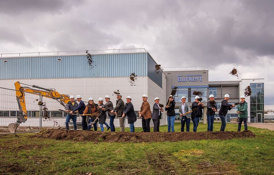 Eine neue Produktionshalle und eine Erweiterung des Logistikbereichs entstehen am Bürkert-Werk in Öhringen. Nach ersten Erdarbeiten im Januar dieses Jahres startete mit dem offiziellen Spatenstich am 17. Februar 2024 nun der Bau der neuen Gebäude.
