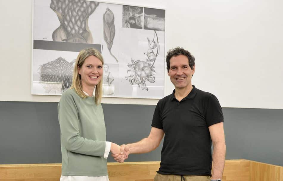 Anja Messnarz von Ifm (li.) und Jürgen Straub besiegeln die Bildungspartnerschaft zwischen dem Ravensburger Albert-Einstein-Gymnasium und Ifm.