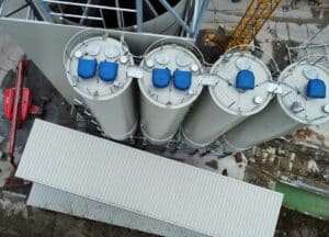 Her mit dem Staub: Der Zement lagert in Silokammern mit entsprechendem Staubpotenzial, deshalb ist eine effiziente Entstaubung eine der Hauptanforderungen.