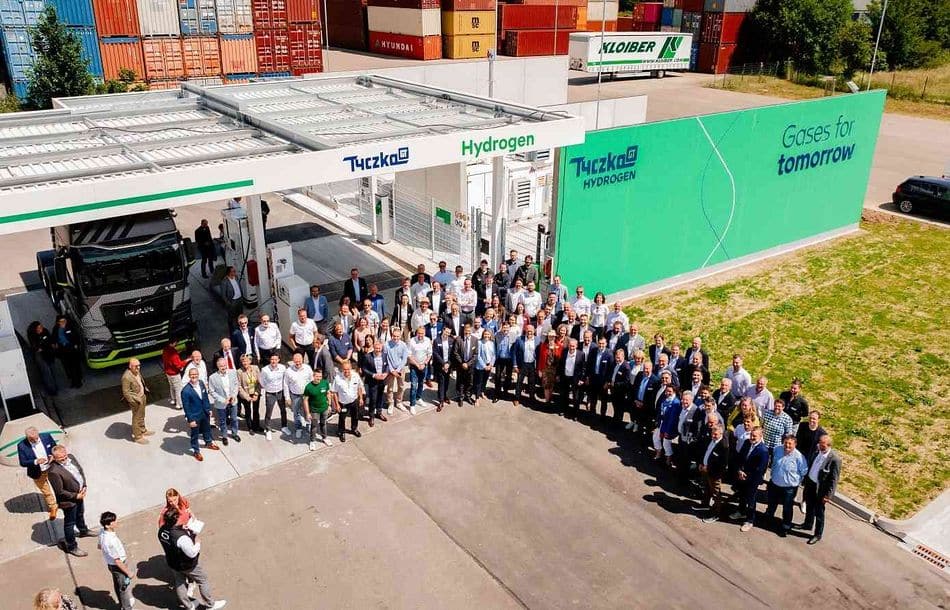 Mit der Eröffnung der Wasserstoff-Tankstelle hat Tyczka den Standort im Güterverkehrszentrum Region Augsburg um einen alternativen Kraftstoff erweitert Mit der Eröffnung der Wasserstoff-Tankstelle hat Tyczka den Standort im Güterverkehrszentrum Region Augsburg um einen alternativen Kraftstoff erweitert.