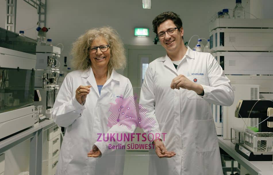 Knauer CEO Alexandra Knauer (li) und Juri Effenberg vom Regionalinkubator Berlin Südwest bei der Übergabe der Tafel (Foto: Pia Henkel).